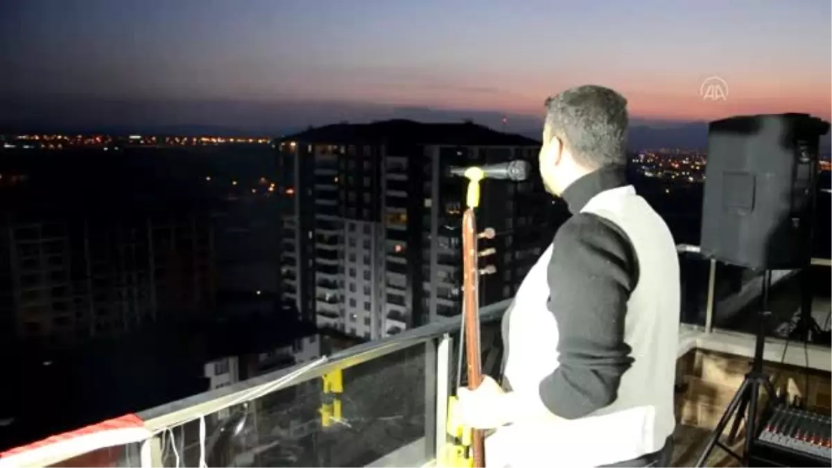 Karamanlı ses sanatçısından evlerinde kalanlara \'balkon konseri\'