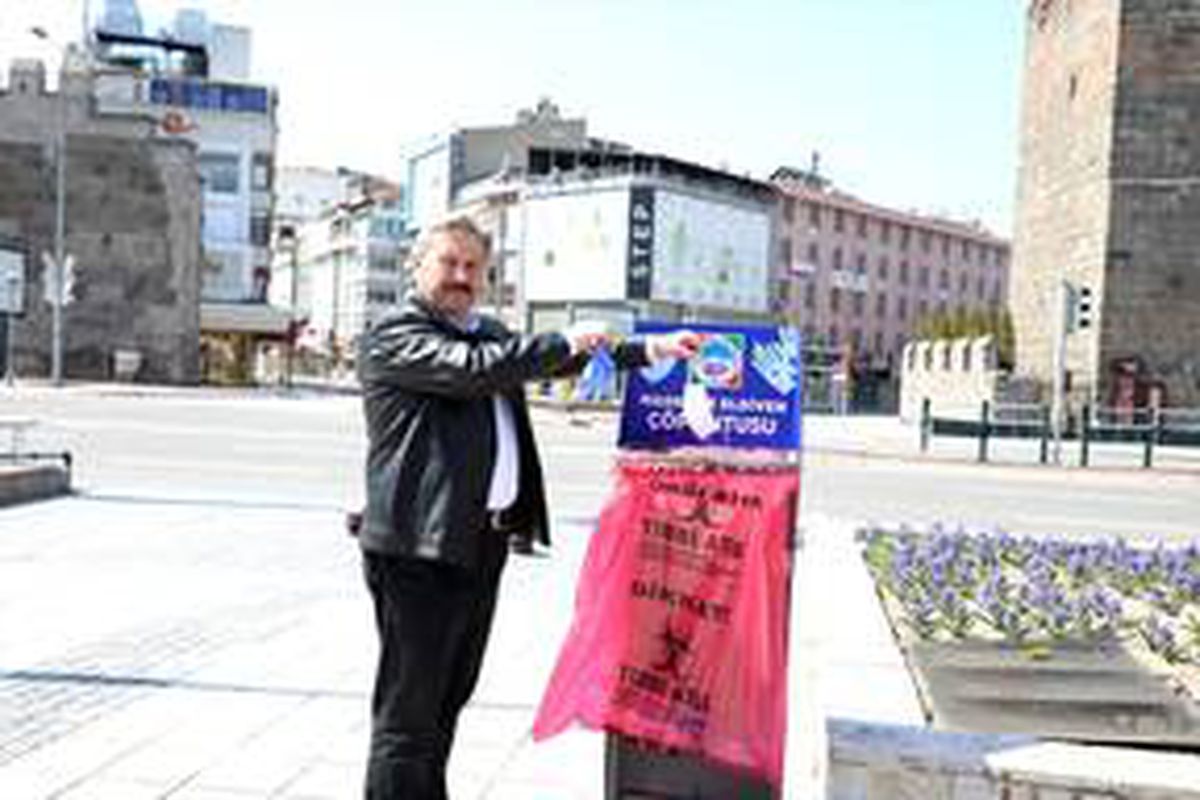 Kayseri\'de kullanılmış maske ve eldivenlere özel çöp kutusu
