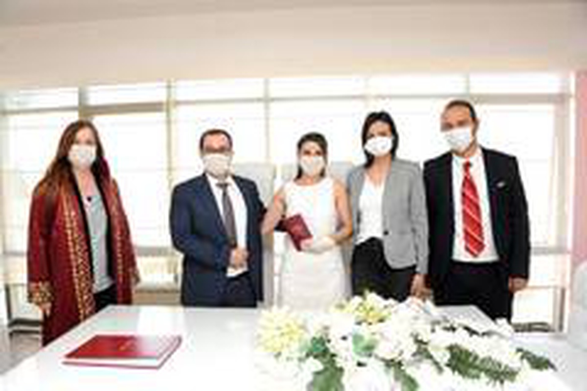 Korona günlerinde aşk: Canlı yayında nikah kıydılar