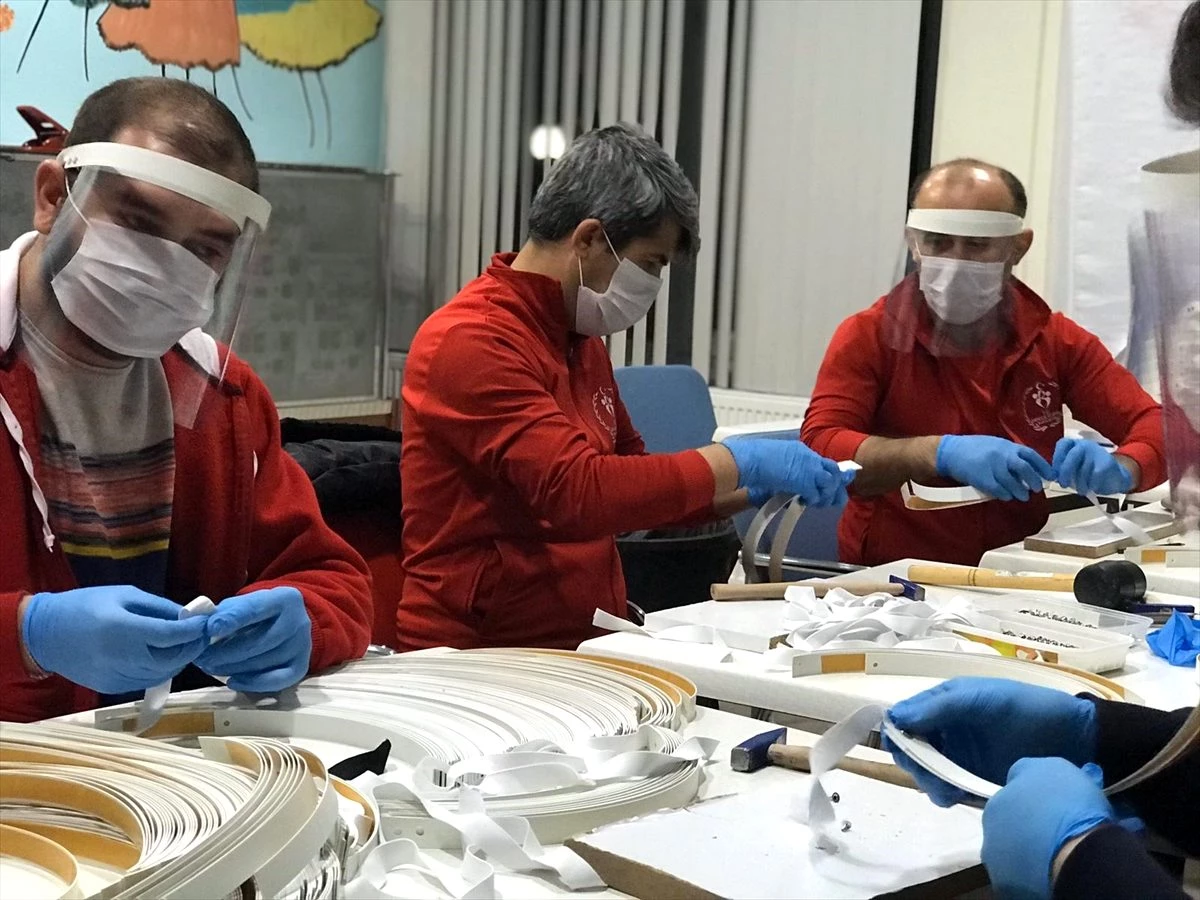 Lüleburgaz Gençlik Merkezi, günde 500 siperlikli maske üretiyor