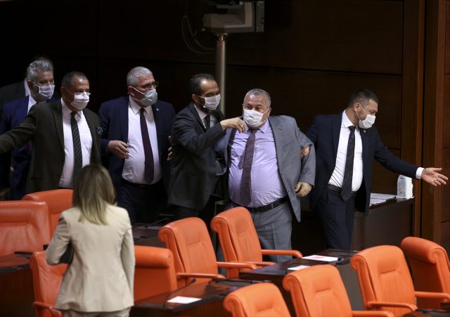 Meclis'te birbirlerinin üzerine yürüyen vekiller sosyal mesafe kuralına uymadı