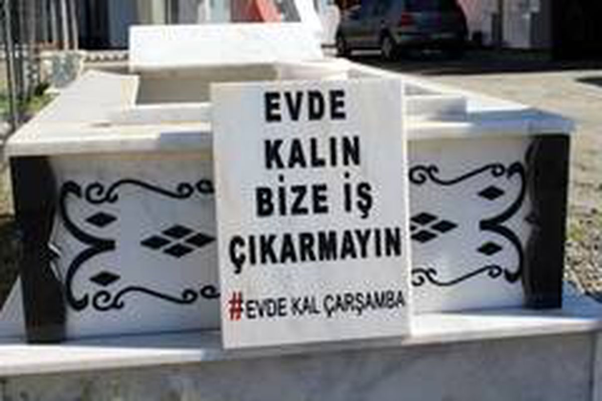 Mezar taşı ile ilginç "Evde Kal" çağrısı: "Evde kalın, bize iş çıkarmayın"