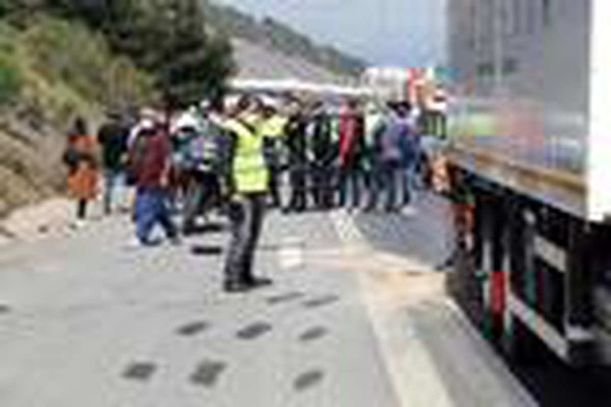 Motosikletle kamyona çarpan trafik polisi, ağır yaralandı