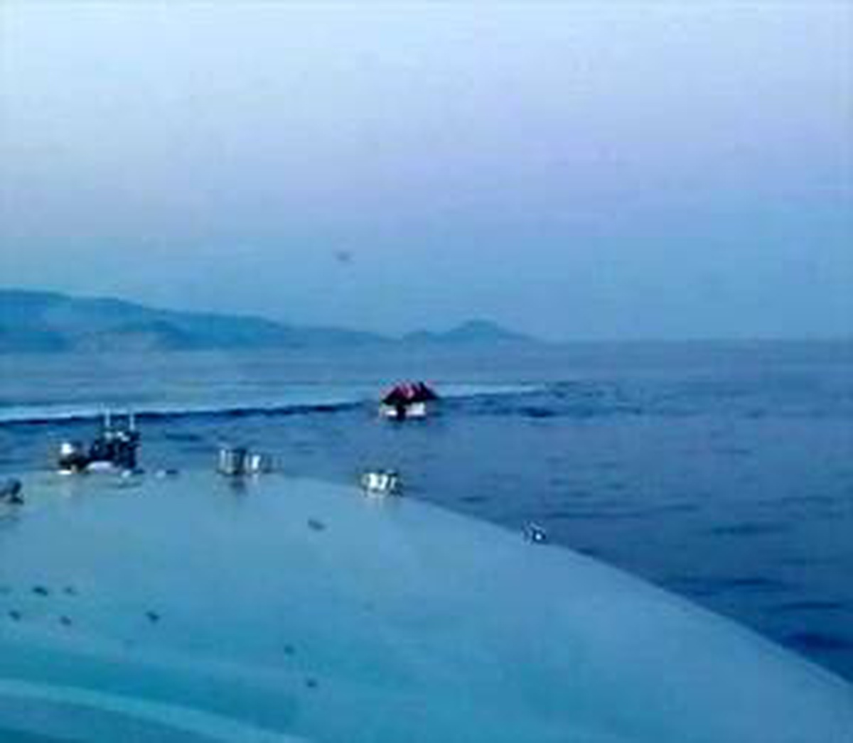 Muğla\'da açıklarında Yunan Sahil Güvenlik unsurlarınca geri itilen 6 sığınmacı kurtarıldı