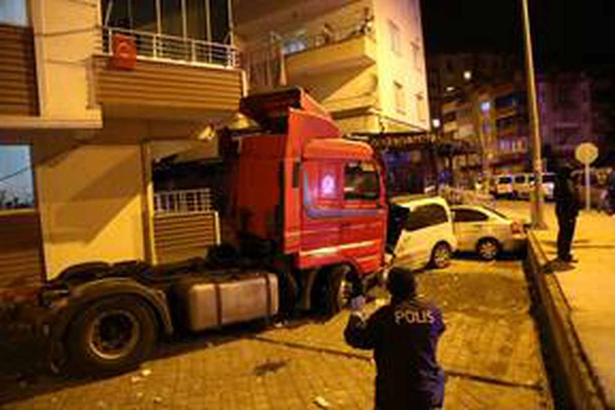 Ordu\'da kontrolden çıkan tır binaya çarparak durabildi