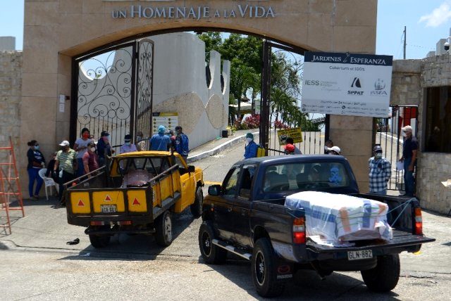 Sağlık sistemi çöken Ekvador'da evlerden 700'den fazla ceset toplandı