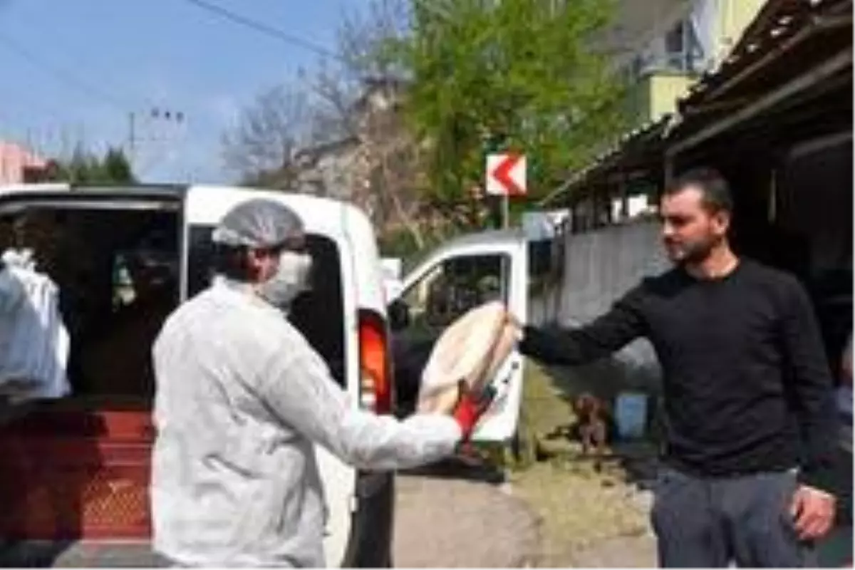 Sokağa çıkamayan çocuğun doğum günü pastası belediye başkanından