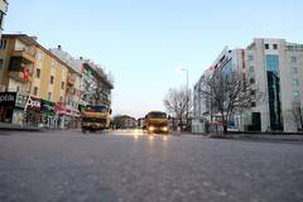 Sokağa çıkma yasağında Melikgazi\'de cadde ve sokaklar dezenfekte edildi