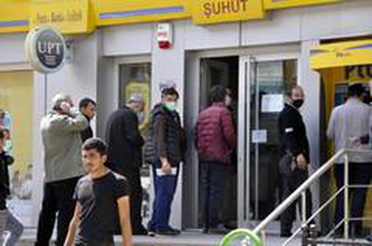 Şuhut\'ta bankalar önündeki yoğunluk; sosyal mesafe yine hiçe sayıldı