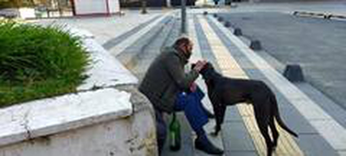Tedbirlere uymadı, parkta güpegündüz içki içti, polis yakaladı