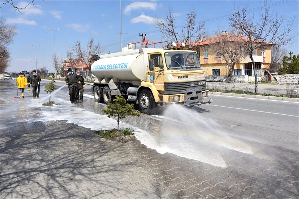 Tomarza Belediyesi cadde ve sokakları dezenfekte etti
