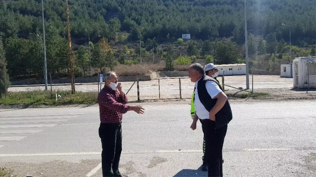 Trafik kazası sonrası sosyal mesafeyi koruyarak dakikalarca tartıştılar