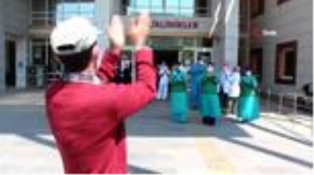 Virüsü yendiler, alkışlarla uğurlandılar