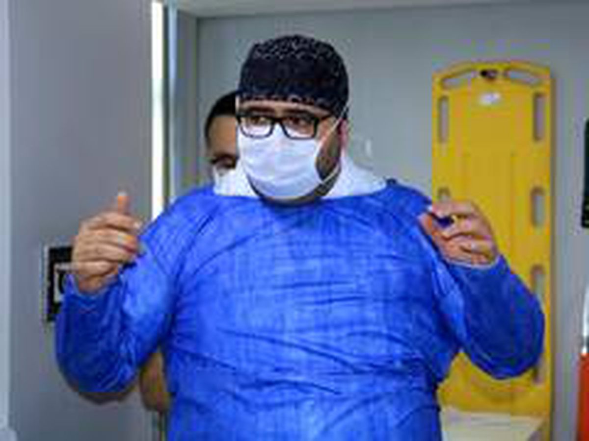 Virüsü yenen doktor alkışlar arasında geri döndü