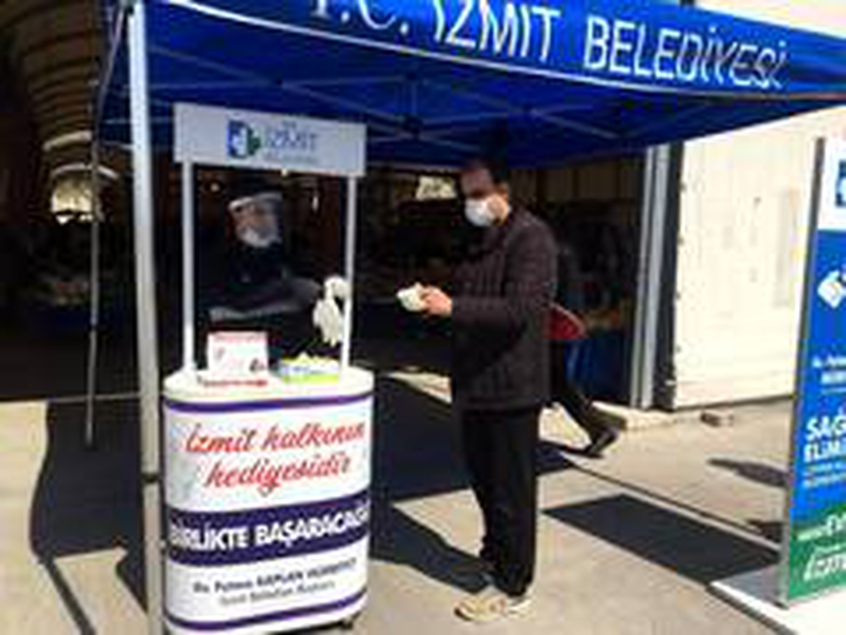 Zabıta Kuruçeşme Pazarı\'nda maske ve dezenfektan dağıttı