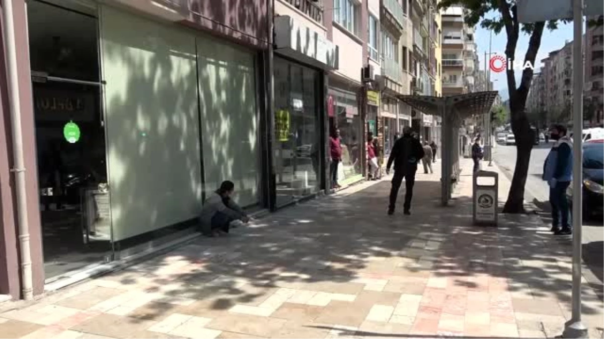 2 gündür kaçan korona virüs şüphelisi genci polis sokakta yakaladı