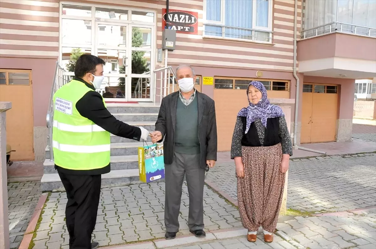 Akşehir Belediyesi\'nden şehit ve gazi ailelerine maske desteği