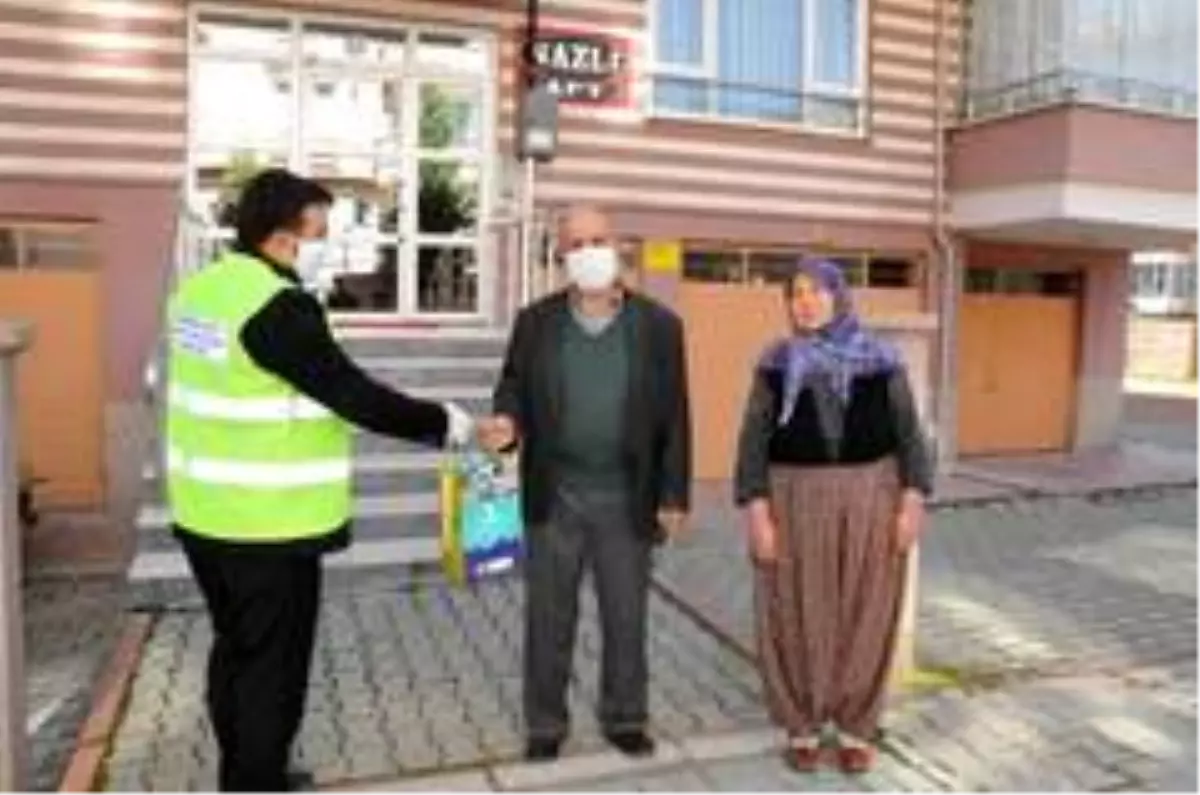 Akşehir Belediyesinden şehit ve gazi ailelerine maske