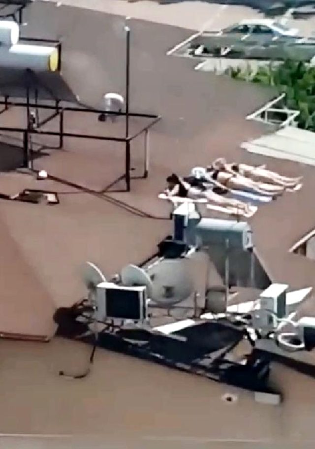 Antalya'da 3 kadın, koronavirüs nedeniyle çatıda bikini ile güneşlendi