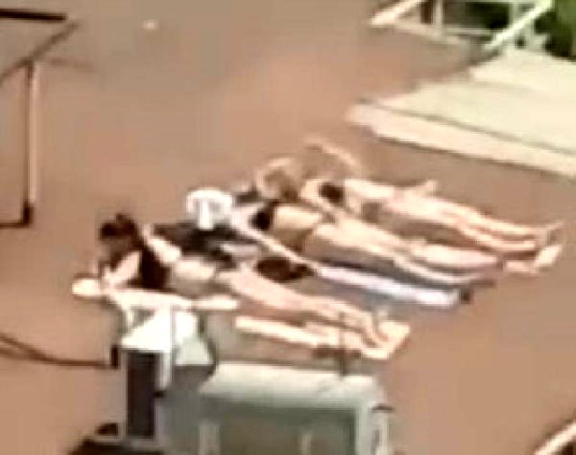 Antalya'da 3 kadın, koronavirüs nedeniyle çatıda bikini ile güneşlendi