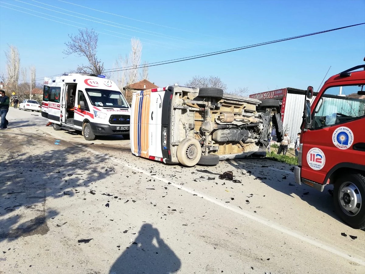 Antalya\'da kamyonet ile ticari araç çarpıştı: 2 yaralı
