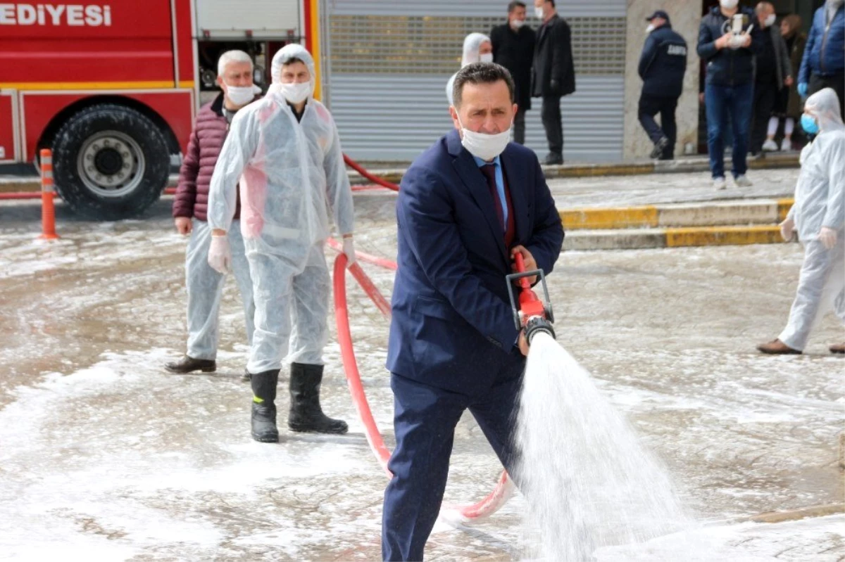 Başkan Yanmaz sokakları elleri ile yıkadı