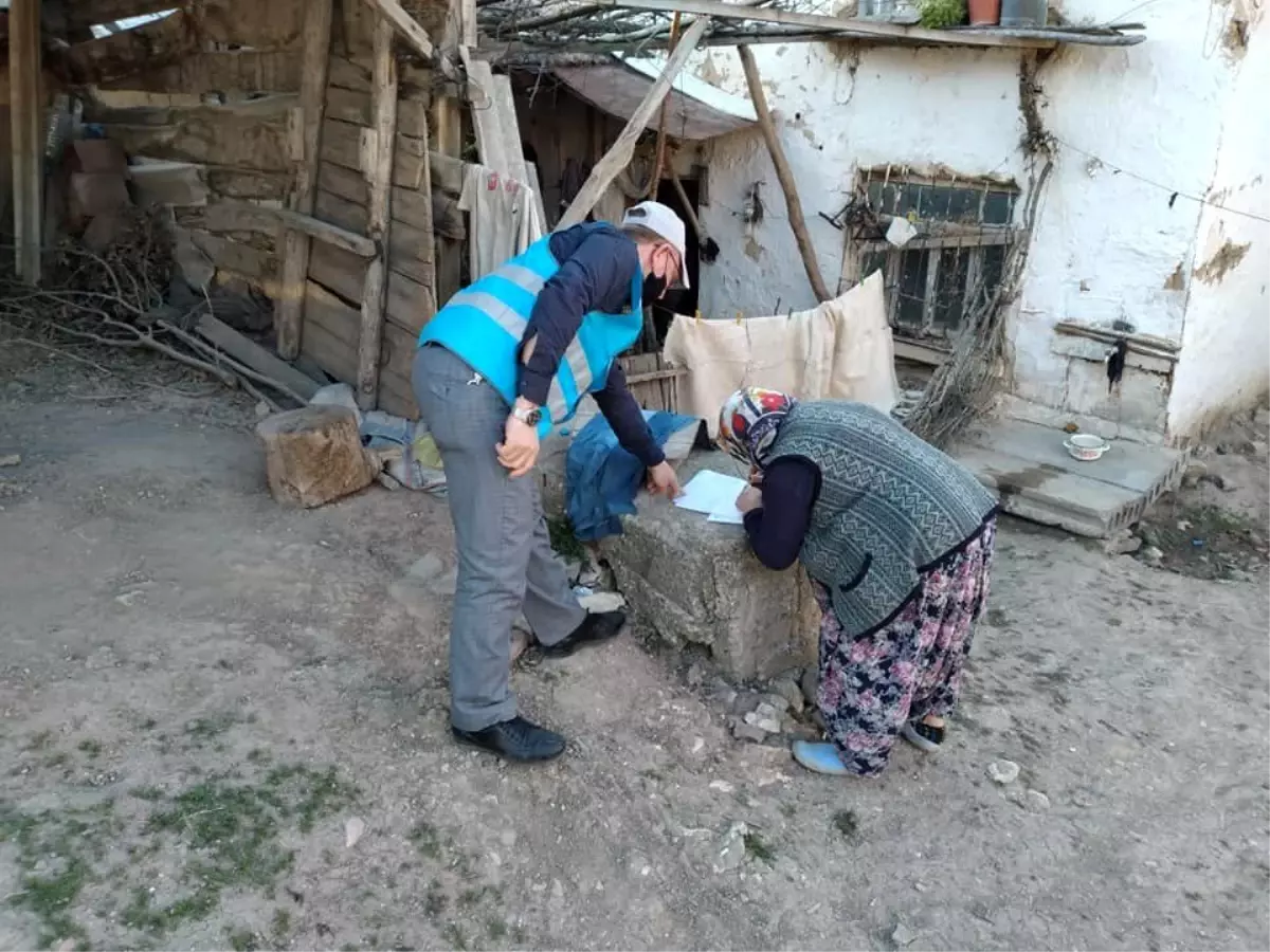 Bilecik\'te Vefa ve Sosyal Destek Grubu emeklilerin maaşlarını evlerine teslim ediyor