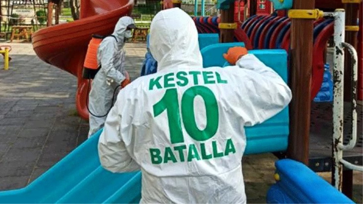 Bursa\'da belediye görevlisi, "Batalla" yazılı tulumuyla dezenfekte çalışmaları yaptı