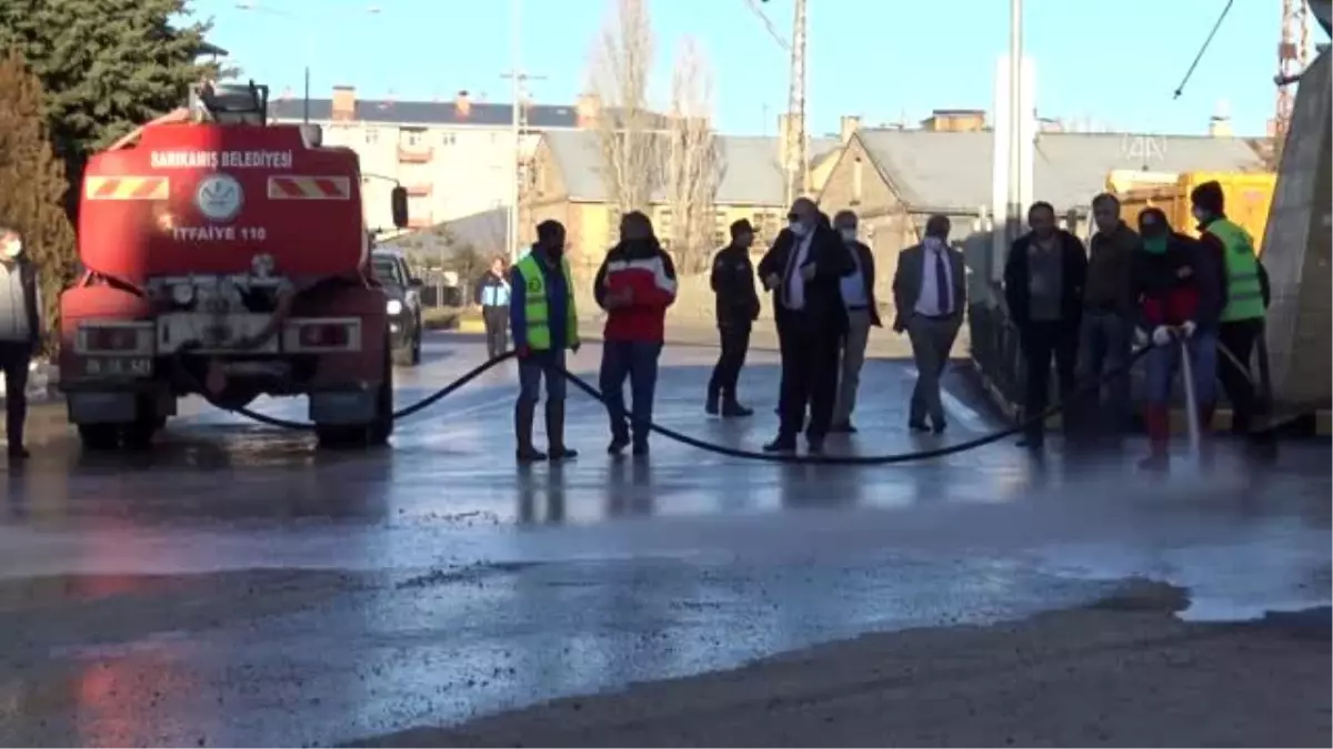 Caddeler yıkanarak Kovid-19 salgınına karşı maske dağıtıldı