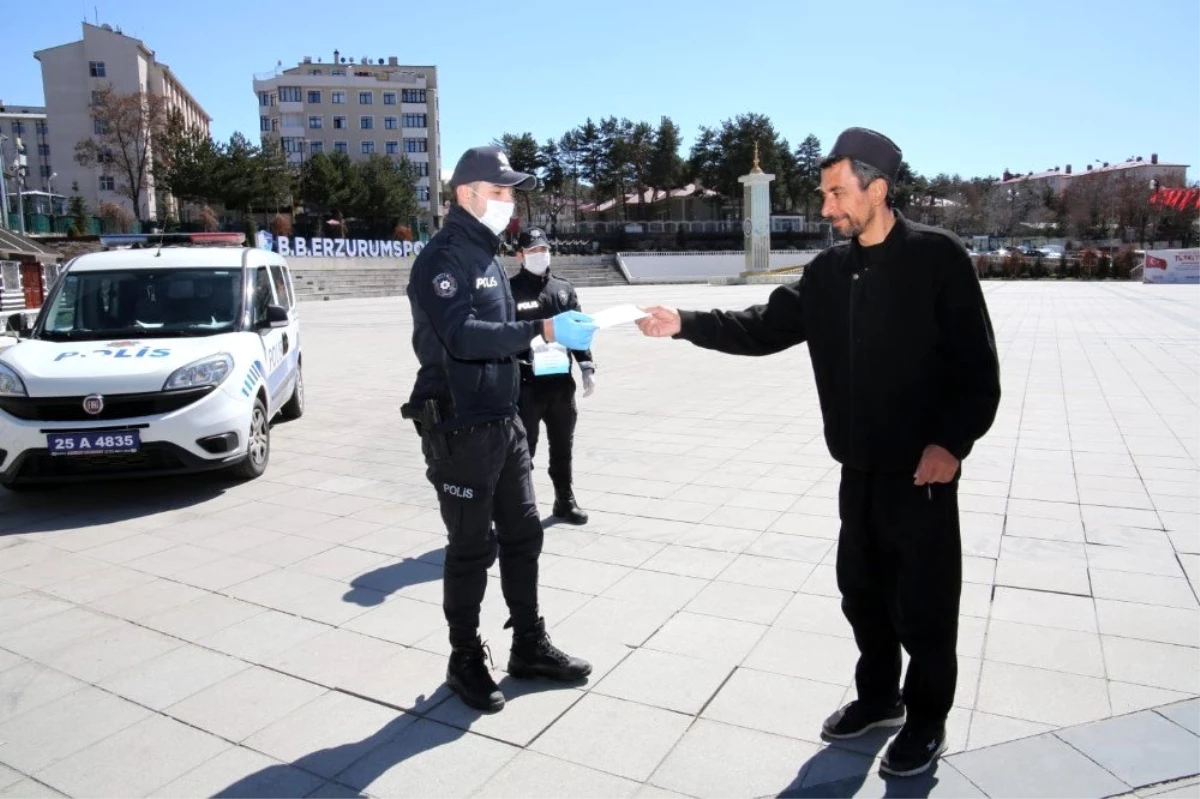 Erzurum\'da polisler sokaklarda maske dağıttı