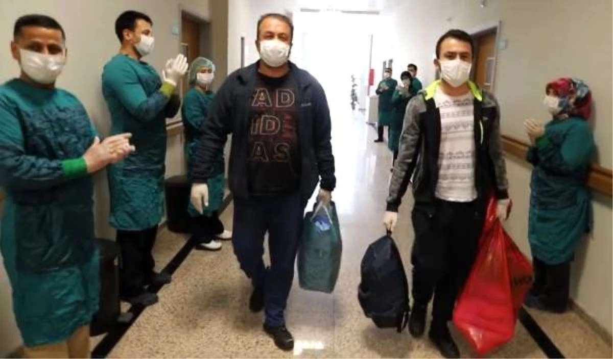 Hatay\'da koronavirüsü yenen 2 hasta, alkışlarla taburcu edildi