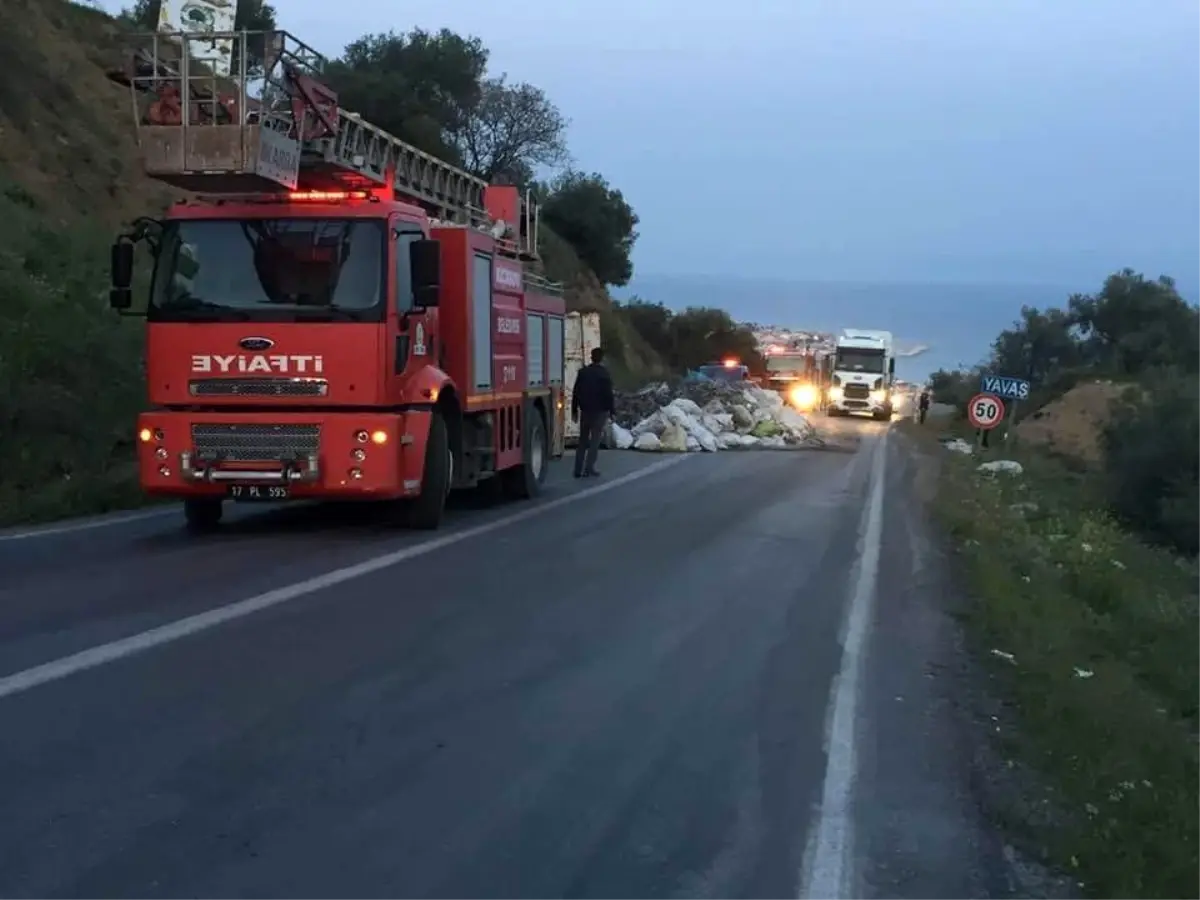 Hurda yüklü kamyon devrildi: 1 yaralı