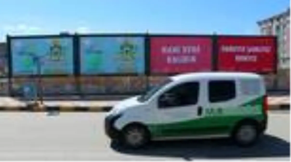 İlan panolarındaki "Nelet gele böyle koronavirüse" ve benzeri mesajlarla Kovid-19\'a karşı...