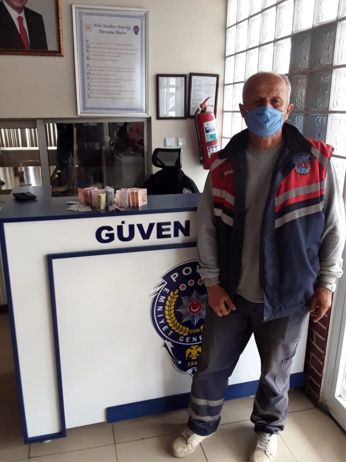 Karabük\'te temizlik işçisi bulduğu cüzdanı polise teslim etti