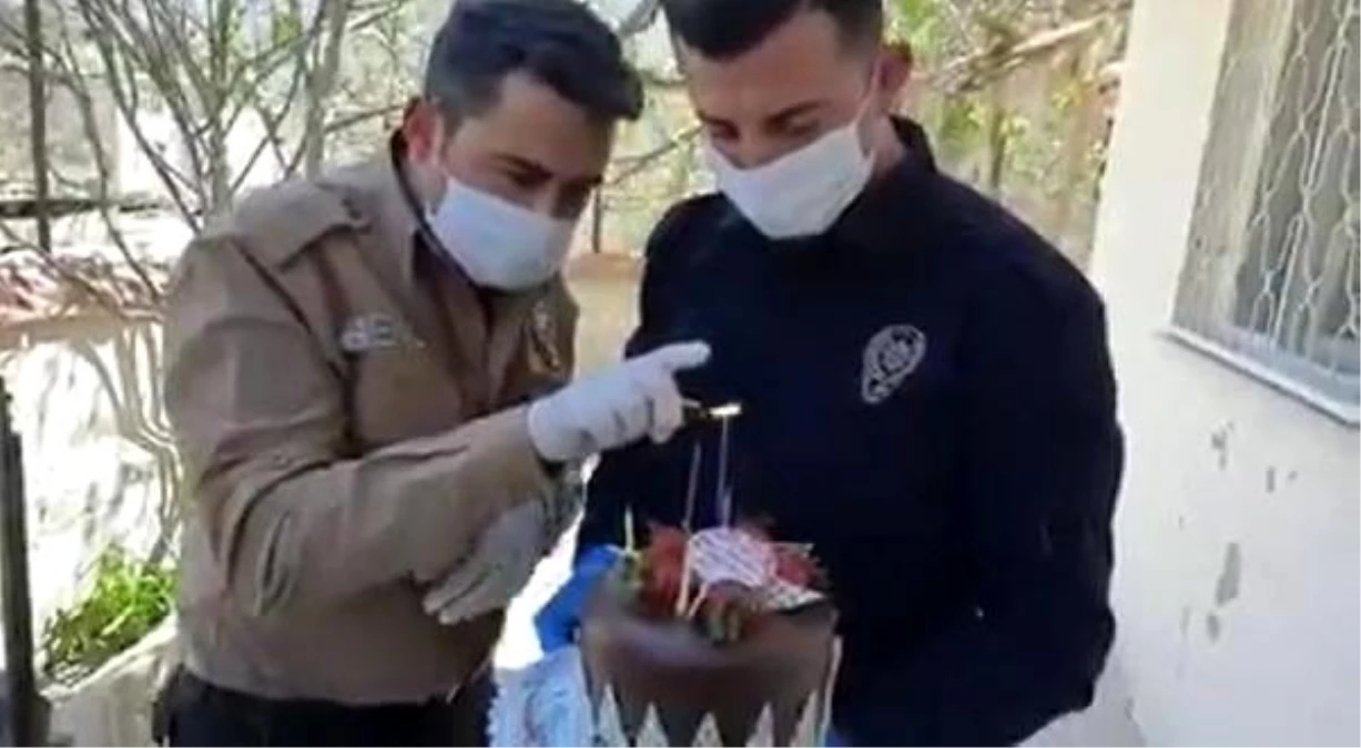 Kızları istedi, polis evden çıkamayan babalarına pastalı doğum günü sürprizi yaptı