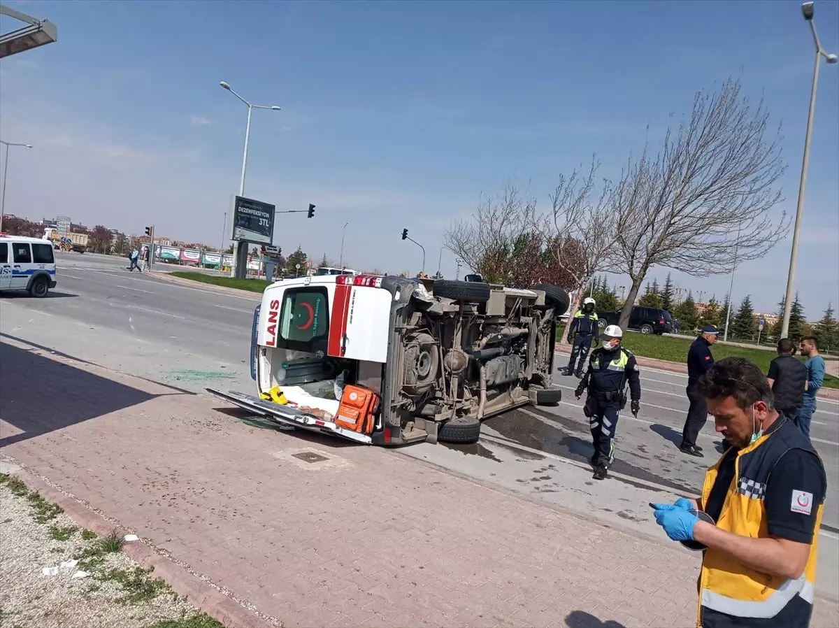 Konya\'da ambulans ile otomobilin çarpışması sonucu bir kişi yaralandı