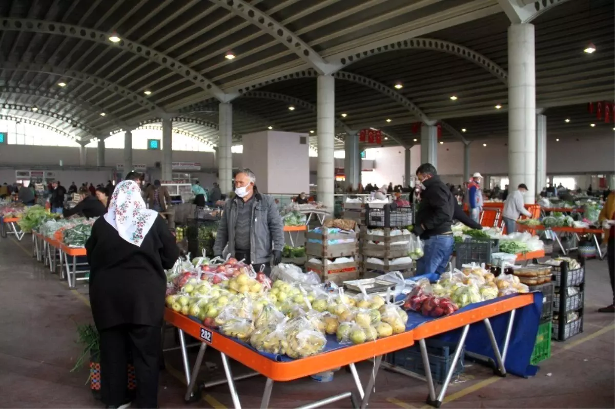 Kuyucak\'ta sokağa çıkma yasağı nedeniyle pazar erken kurulacak