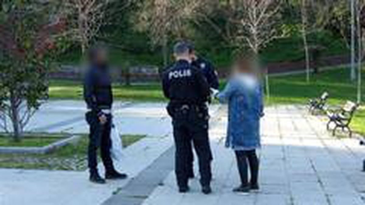 (Özel) Yasağı hiçe sayıp parkta alkol aldı, polise verdiği tepki hayrete düşürdü