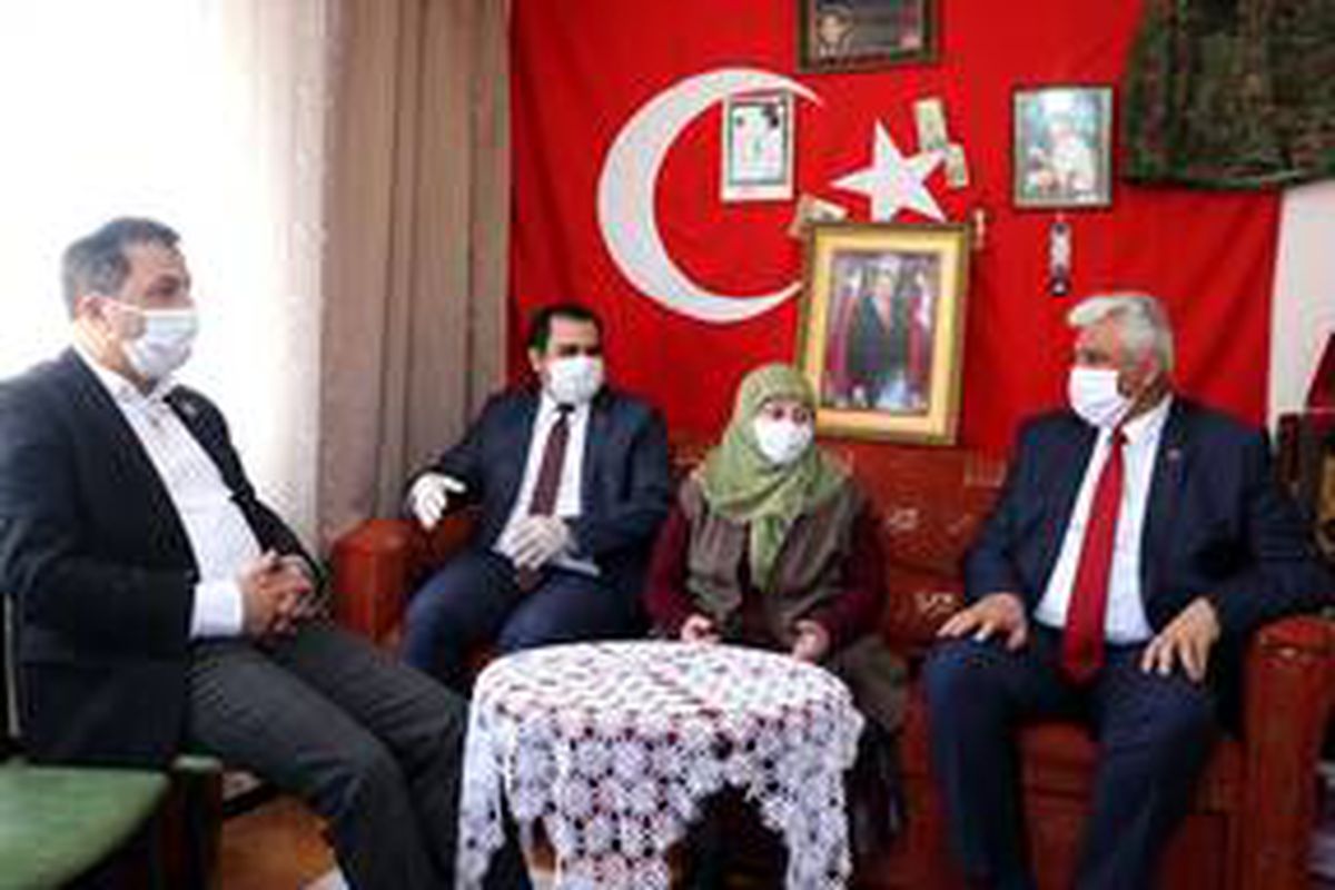 Şehit oğlunun maaşını Milli Dayanışma Kampanyası\'na bağışladı