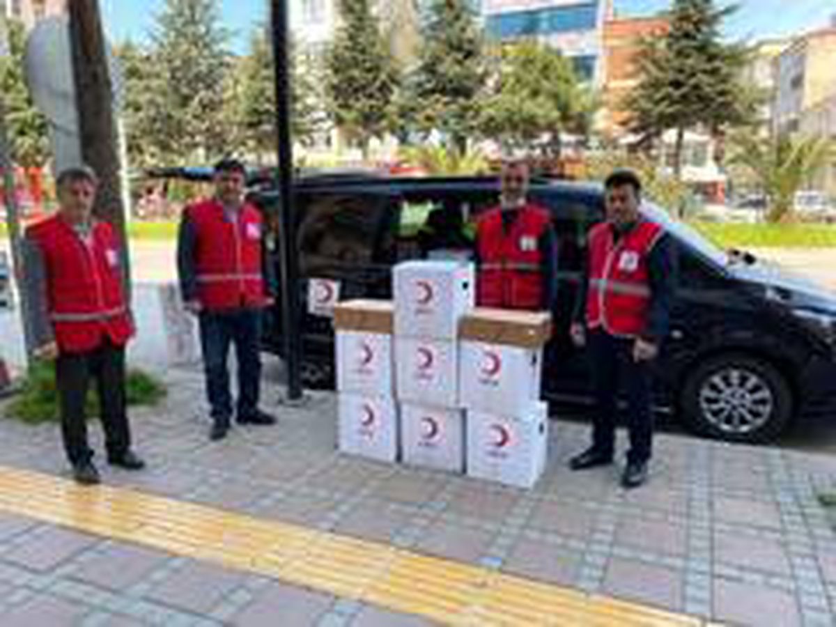 Sokağa çıkamayanlara Kızılay\'dan yardım