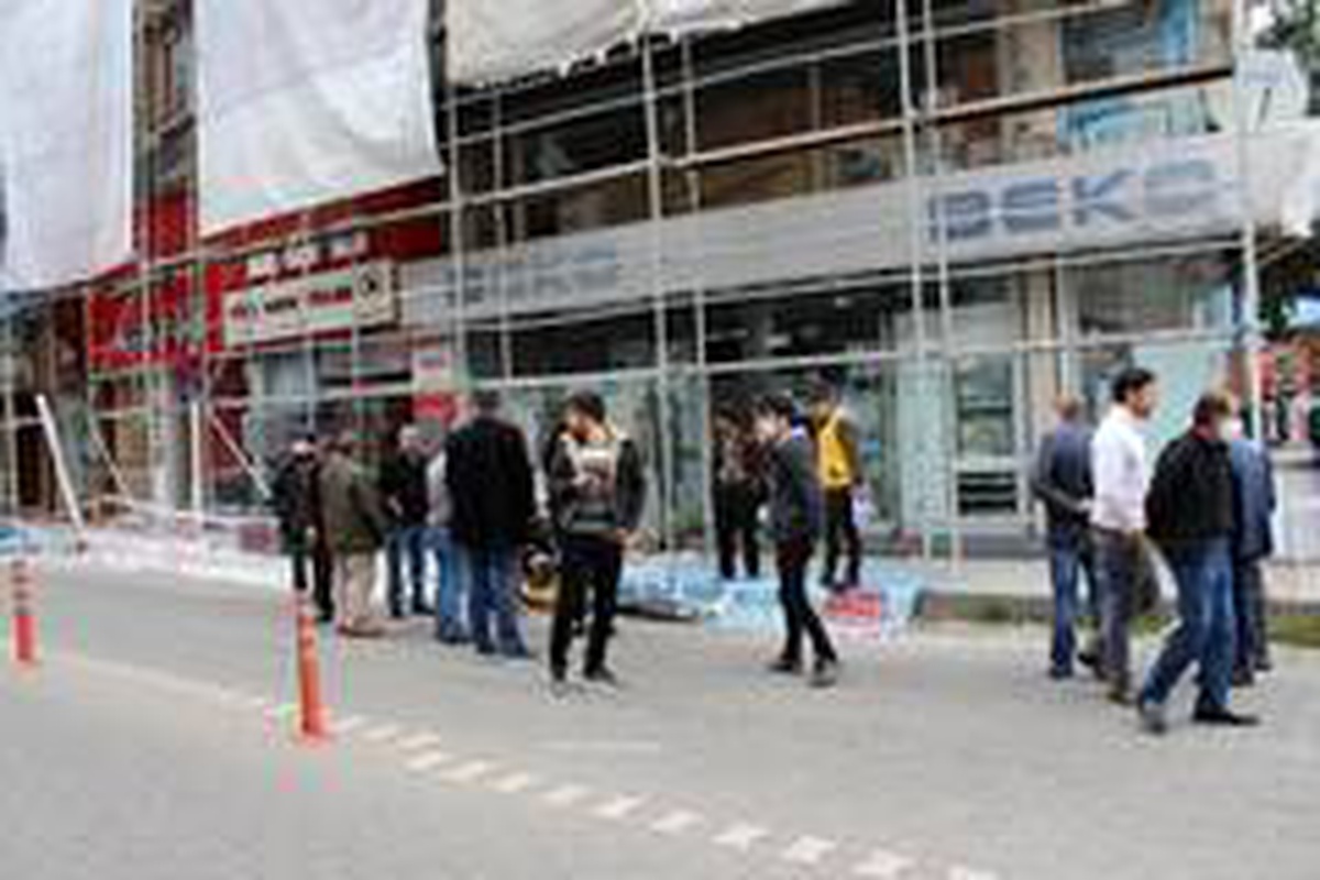 2. kattaki iskeleden düşen işçi yaralandı