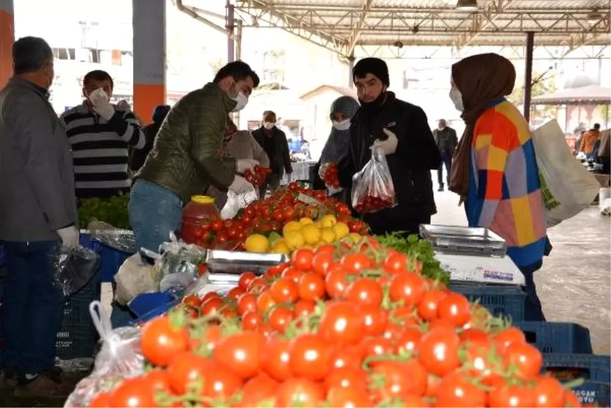 Antalya\'da, pazar girişinde 1 kilometrelik kuyruk