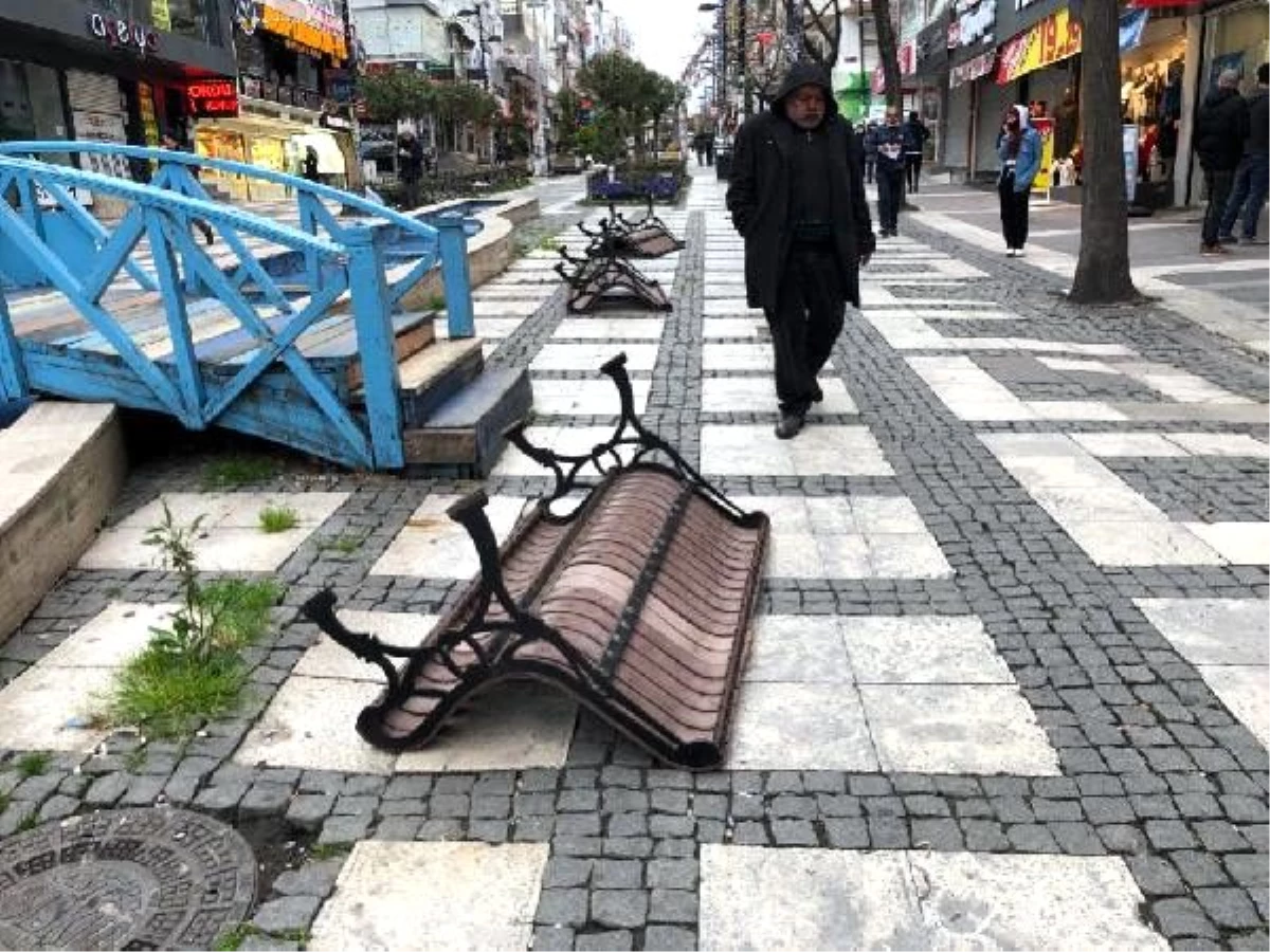 Avcılar sahili de caddesi de dün akşam dolmuştu, bugün banklar söküldü