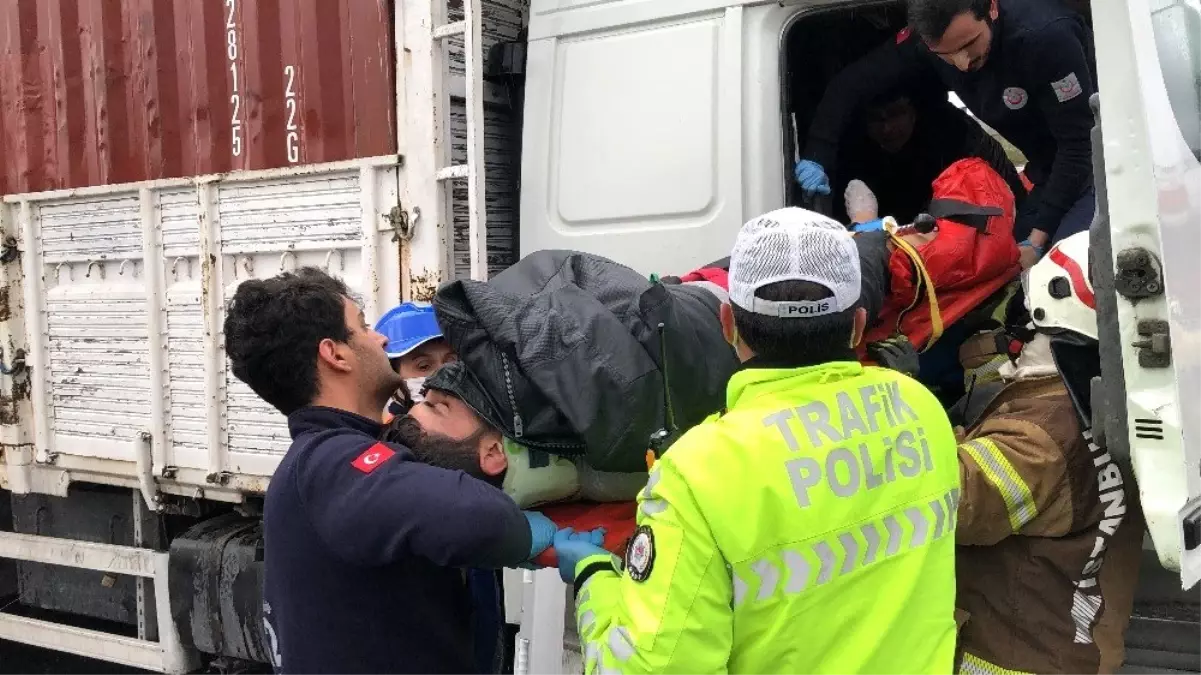 Beylikdüzü liman yolu TEM bağlantı istikametinde 2 tırın karıştığı kazada sürücülerden biri tırda...