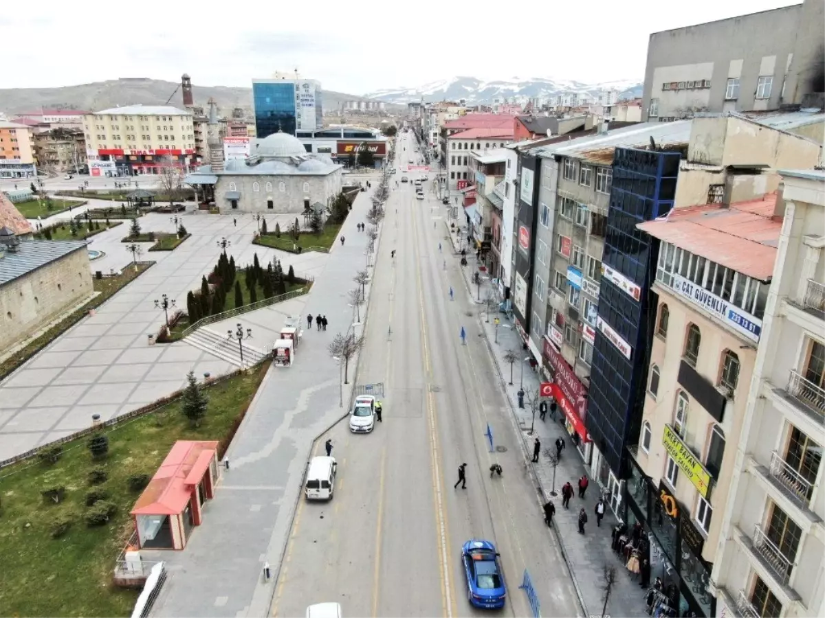 Erzurum\'da polisin denetimleri ve maske dağıtımı devam ediyor