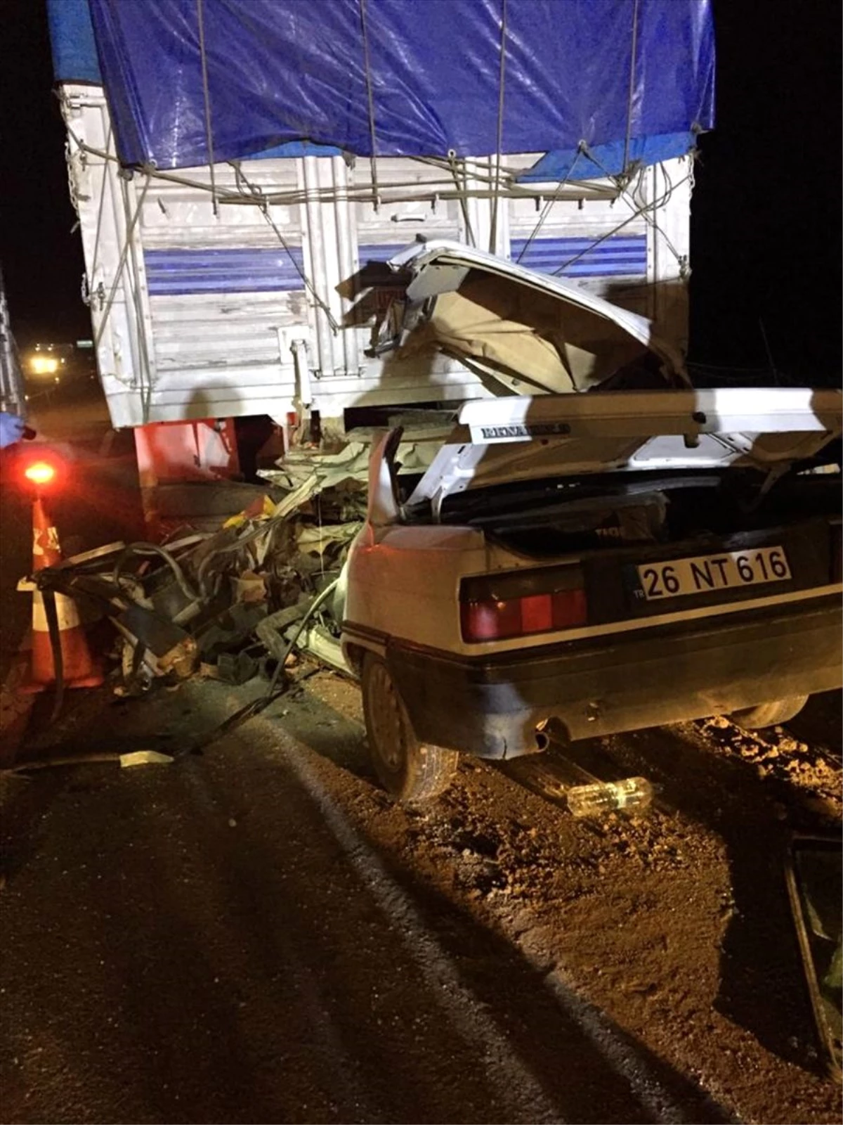 Eskişehir\'de otomobille kamyon çarpıştı: 1 ölü