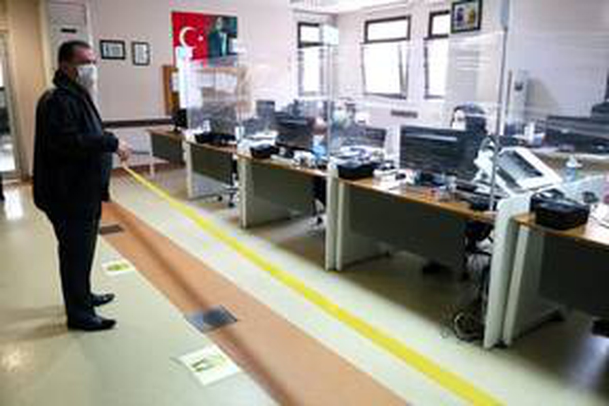 Eyüpsultan Kaymakamlığı hükümet konağında sosyal mesafe çizgisi çekti
