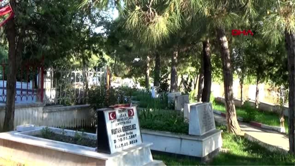 GAZİANTEP Şehit oğlunun mezarını cep telefonundan görüp, dua etti