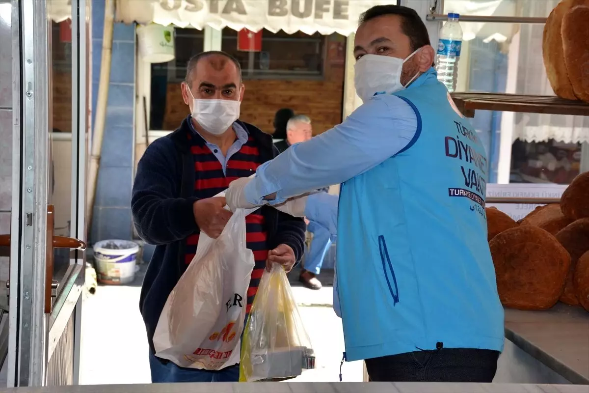 Giresun\'da din görevlileri sokak hayvanları can dostu oluyor