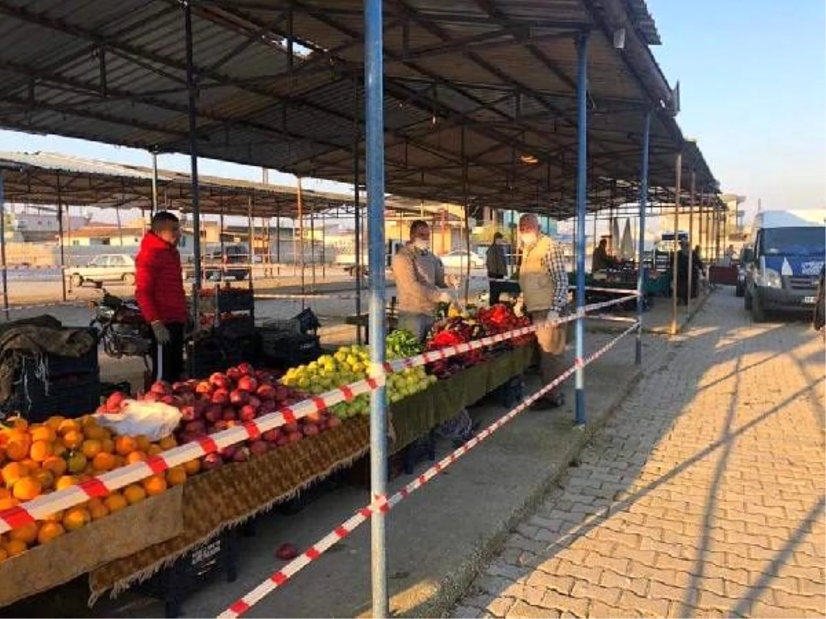 Hatay\'da, semt pazarında sosyal mesafe şeridi